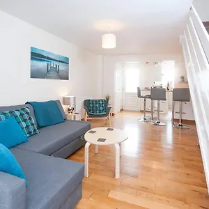 Guest house Modern House Close To Stadiums & Centre W/parking